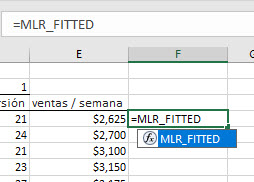 Escribir MLR_FITTED en la barra de fórmulas para calcular el factor de apalancamiento y/o la distancia de Cooks.
