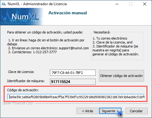 La figura muestra la página de activación manual de NumXL, con el código de activación pegado en el campo con la etiqueta: Código de activación. Presione el botón Siguiente para validar y almacenar el código en su equipo.